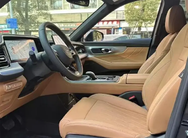 What fibers should be blended with recycled polyester staple fibers to improve pilling resistance and breathability when used in car seat fabrics? ​